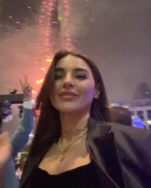 Sadia Khan Instagram - 🎊✨ Celebrating the New Year surrounded by amazing people and making memories that will last a lifetime. Here’s to love, laughter, and all the adventures ahead!
#NewYear #goodvibesonly💯 #2025 

@kritisanon bpraak @niloferwani @uzmakhanofficial @saimali_official