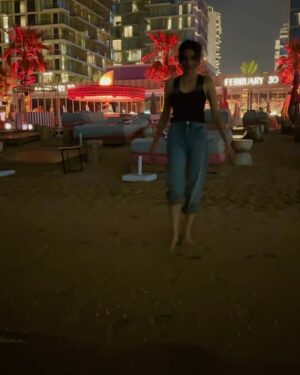 Sadia Khan Instagram - Where the waves meets the shore 🏝️🏜️