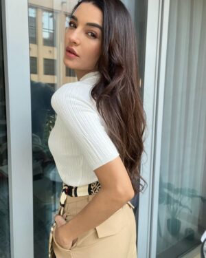 Sadia Khan Instagram - "Finding bliss in the simple pleasures 🌙🤍✨