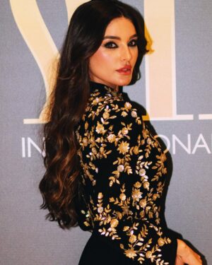 Sadia Khan Instagram - Recent days 🌟📸

@manishmalhotra05 🫶🏻
@newbottega 
@solitariodiamonds 💎

@iifa @visitabudhabi @whotels ⚡️🖤