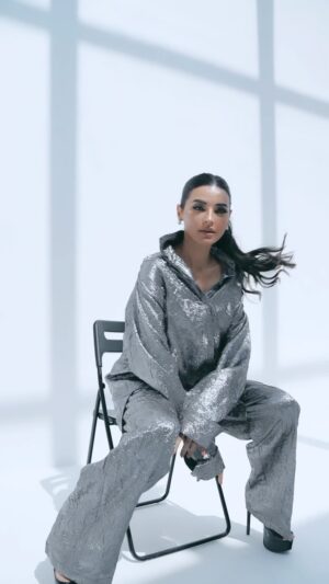 Sadia Khan Instagram - Shadows vs lights 🌪️🎼🌅

 Brand @salma.khan.fashion 
Shot by @guddushani 
Mua @aana.akhan 
Stylist @kaainatkhan__