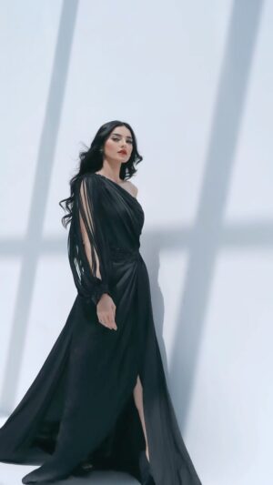 Sadia Khan Instagram - You are the CEO of your life 
Hire, fire and promote accordingly 🔥

@salma.khan.fashion 
@guddushani 
@aana.akhan