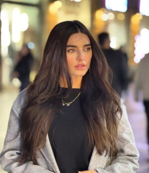 Sadia Khan Instagram - 💋🤍✨💯

  And you're stuck on my mind
Thought you'd hit my phone when you're home for the night night 💤🐻‍❄️

P.S thank you my lovely friend @imranabbas.official for this beautiful photo 🤩
