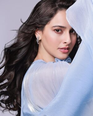 Sadia Khateeb Instagram - Just a girl who wants to fly 🦋

@amitkhannaphotography @hairandmakeupbypinks 
Styled by @stylingbyvictor @sohail__mughal___
Outfit @coverstoryfsl
Earrings @miranabymegha
Team @styleby_antara @janvijain123
