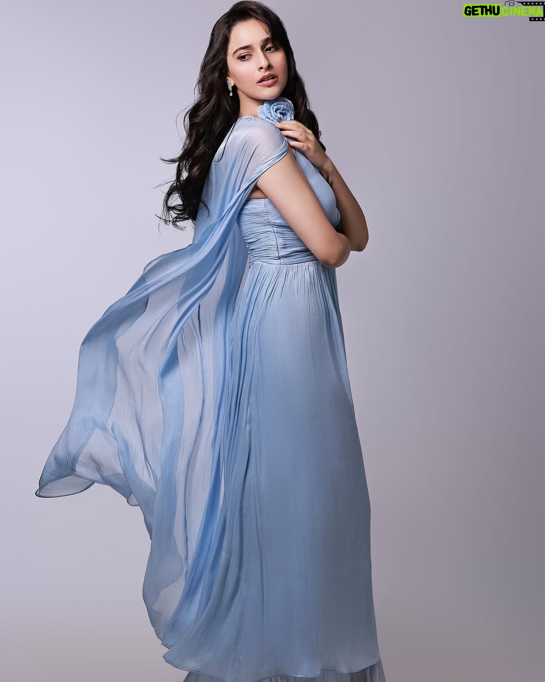 Sadia Khateeb - 8.1K Likes - Just a girl who wants to fly š¦
@amitkhannaphotography @hairandmakeupbypinks
Styled by @stylingbyvictor @sohail__mughal___
Outfit @coverstoryfsl
Earrings @miranabymegha
Team @styleby_antara @janvijain123