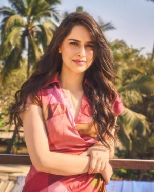 Sadia Khateeb Instagram - Kadaktiii Dhoop thi 🌞

Captured by @amannagoshe styled by @stylingbyvictor @sohail__mughal___ @styleby_antara 
Makeup - @makeupnhairbyankita hair - @sunny_hairr