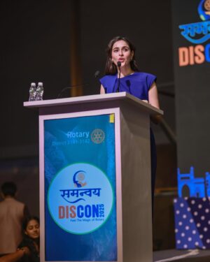 Sadia Khateeb Instagram - What an honour was to be here ! Thank you to each member of rotary club for this special evening 🙏🏼 

📸- @eyemediafilms 
Outfit @shopunrush
Earrings - @shopraya.co.in
Hand Stacks - @ethnicandaz @anantayabymani
Styling by @stylingbyvictor @sohail__mughal___
Team @styleby_antara @janvijain123 @ebthestylecoach 
Makeup - @fab_beauty___