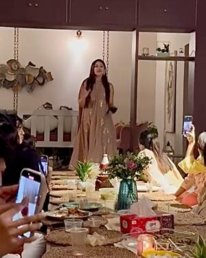 Safa Kabir Instagram - Here’s to my big, beautiful family! I love and appreciate each of you for making time to join me for iftar. Ramadan is all about togetherness, and yesterday you all made it truly special. Thank you for being here, for sharing this meal, and for making this moment unforgettable. I hope we continue this bond and create even more cherished memories in the years to come.
#i̇ftar #ramadan #friends #family #together #blessings