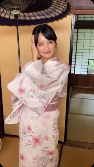 Saki Kiyoi Instagram - .
いてっ😅

#reels#kimono#japan#japangirl#kyoto
#浴衣#和装#黒髪#ヘアアレンジ#清井咲希
#スターダストプロモーション