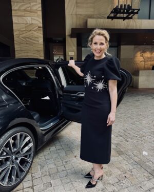 Sally Phillips Instagram - En route to Aussie premiere of #bridgetjonesmovie #madabouttheboy wearing Aussie frock by the genius @rebeccavallance. Thanks @anniemiallstyling and @ash_hairandmakeup see you there @madsdyer @kathylette and gal gang x