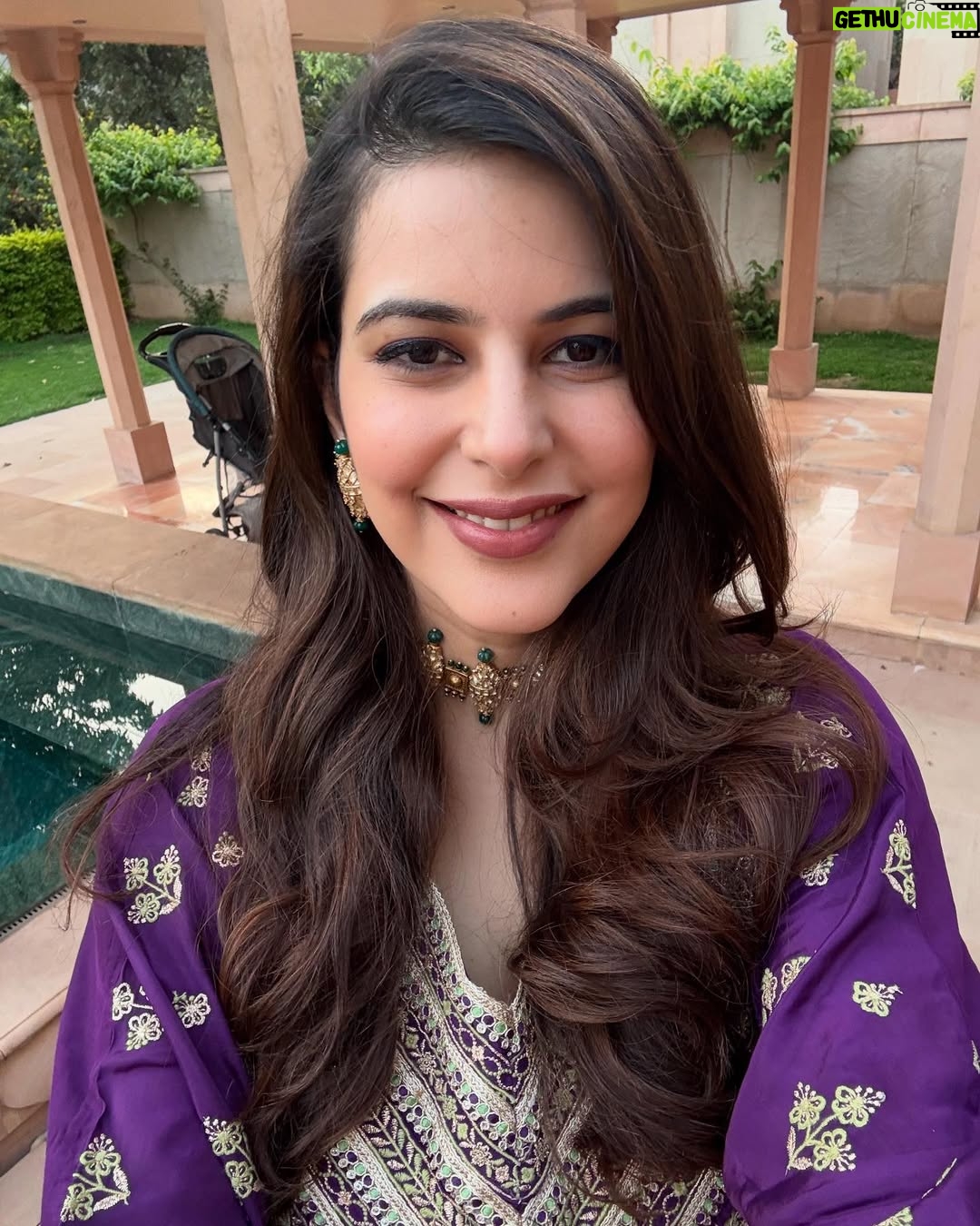 Saloni Khanna - 8.7K Likes - A good hair day thanks to @geetanjalisalon @israni.sumit .
Also dancing partner @virafpp
#happykid