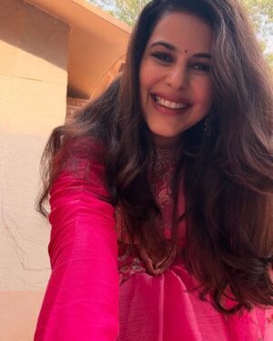 Saloni Khanna Instagram - Hey Siri set the timer to 3 seconds and play gulabi aankhein . 

Thanks !