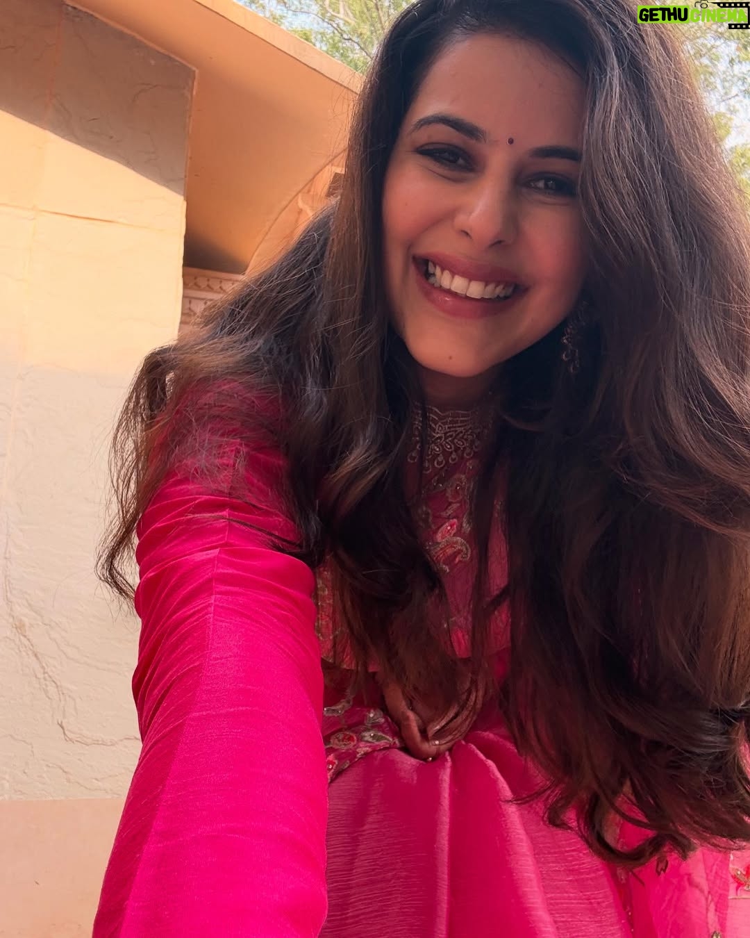 Saloni Khanna - 8.8K Likes - Hey Siri set the timer to 3 seconds and play gulabi aankhein .
Thanks !