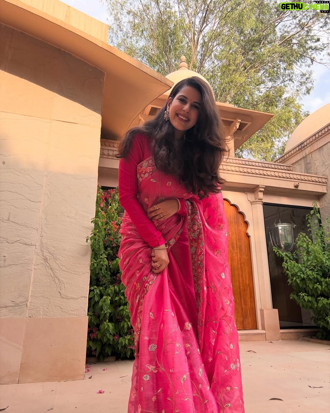 Saloni Khanna - 8.8K Likes - Hey Siri set the timer to 3 seconds and play gulabi aankhein .
Thanks !