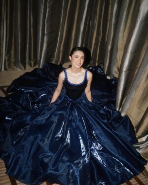 Sam Cruz Instagram - royal blue for the @gaocdental ball 💙

makeup: @itsedsgomakeup 
hair: @hairbyallybernardo 
custom gown by: @raus1983 
styled by: @francischee_ @juanchoxbuendia 
diamonds: @orochinajewelry clutch: @blingandcoph
skin: @cathyvalenciaskinclinic
photographer: @niko.gonzales