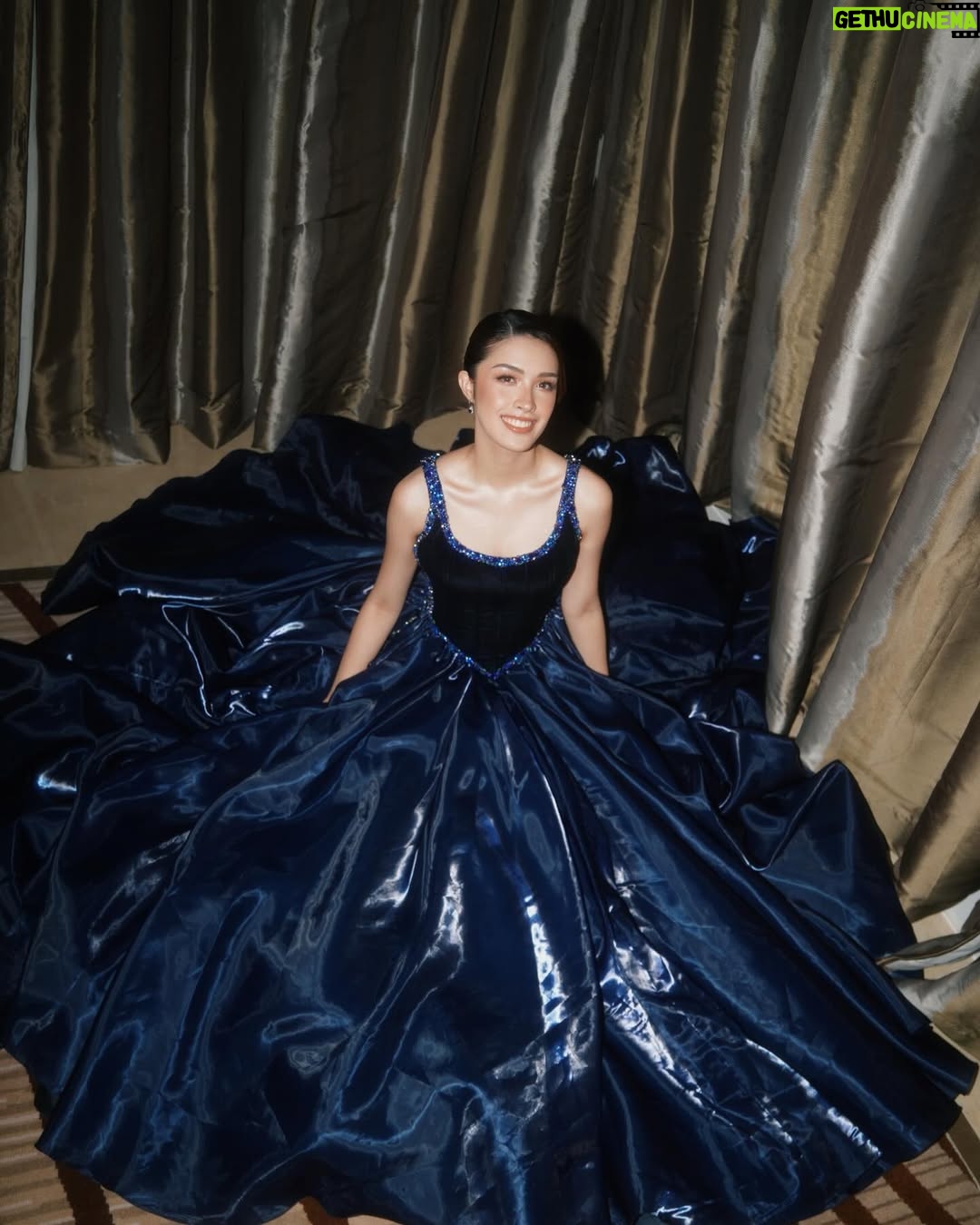Sam Cruz - 3 Likes - royal blue for the @gaocdental ball 💙
makeup: @itsedsgomakeup
hair: @hairbyallybernardo
custom gown by: @raus1983
styled by: @francischee_ @juanchoxbuendia
diamonds: @orochinajewelry clutch: @blingandcoph
skin: @cathyvalenciaskinclinic
photographer: @niko.gonzales