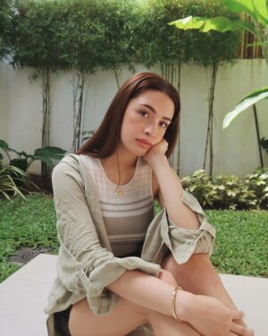 Sam Cruz Instagram - taking you through my day—☕️

in @americaneaglephilippines staples to keep it comfy and cute from morning to night 💫 

see my stories for the full fit! #AEOPH