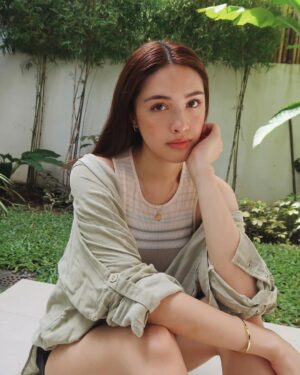 Sam Cruz Instagram - taking you through my day—☕️

in @americaneaglephilippines staples to keep it comfy and cute from morning to night 💫 

see my stories for the full fit! #AEOPH