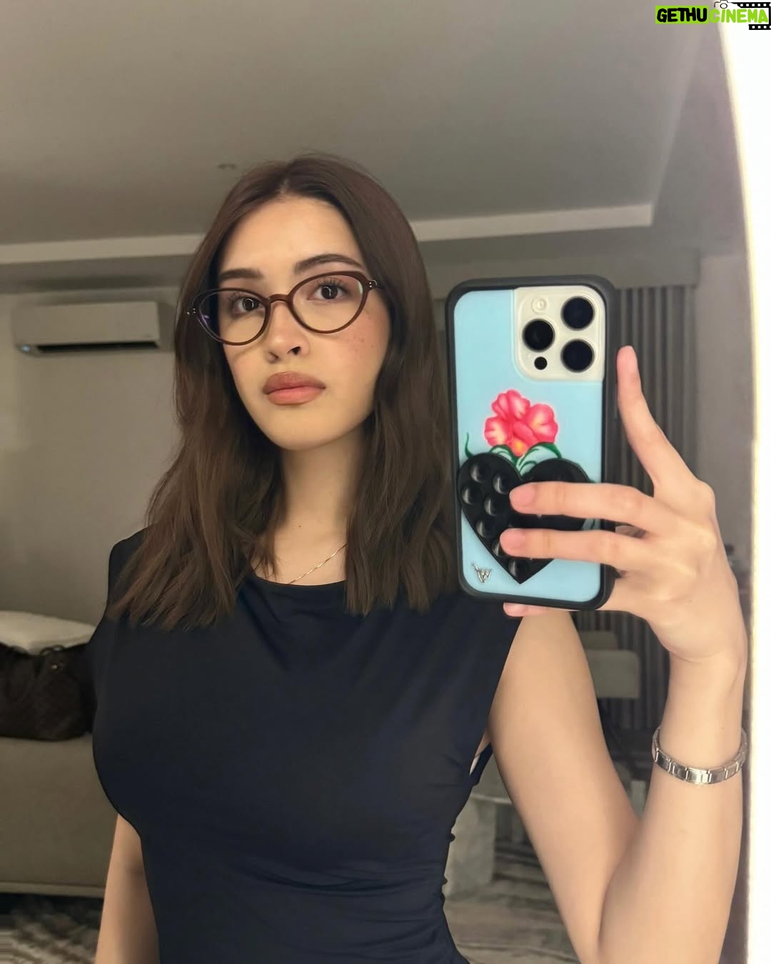 Sam Cruz - 3 Likes - @sunniesstudios 🤓