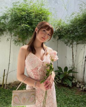 Sam Cruz Instagram - valentines day 💘
prettiest dress from @gentlewomanstore 💌