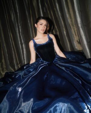 Sam Cruz Instagram - royal blue for the @gaocdental ball 💙

makeup: @itsedsgomakeup 
hair: @hairbyallybernardo 
custom gown by: @raus1983 
styled by: @francischee_ @juanchoxbuendia 
diamonds: @orochinajewelry clutch: @blingandcoph
skin: @cathyvalenciaskinclinic
photographer: @niko.gonzales