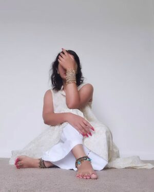 Saman Ansari Instagram - The power of expression, through the subtlety of #bodylanguage .

What emotions do you see in these poses?