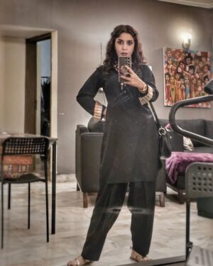 Saman Ansari Instagram - The World is my Stage!

Bespoke Jewelry by @angelinesartline 
Outfit @houseofparishae 
Hair and makeup @samanansari

♟️🖤