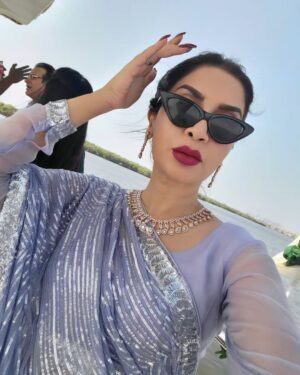 Saman Ansari Instagram - #fairytale 2 made me do it!

🥹🥹🥹

Dress up like a 👸, wear a formal Saree, get on a ⛵️in the middle of the #arabiansea to act my character of niggo jee all day in the heat of Auguat 2023!

And I loved every moment of it! 🥰😍😘

#actorslife 🎬📺🎭