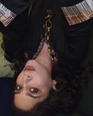 Saman Ansari Instagram - The World is my Stage!

Bespoke Jewelry by @angelinesartline 
Outfit @houseofparishae 
Hair and makeup @samanansari

♟️🖤