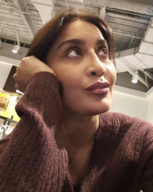 Saman Ansari Instagram - POV: Wondering why they use the worst lighting at places where you have to wait for a while!