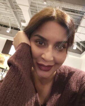 Saman Ansari Instagram - POV: Wondering why they use the worst lighting at places where you have to wait for a while!