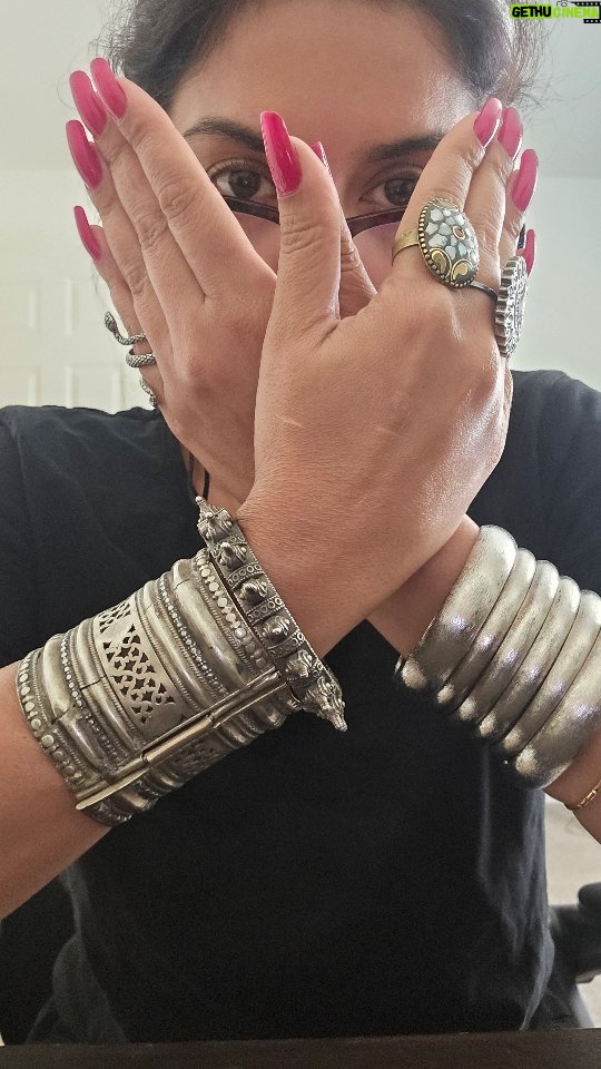 Saman Ansari - 434 Likes - Very #aquarius!
Since my job requires me to look #dramatic, #glamorous, #enchanting #elegant and #unique
I simply channel into my #aquariusenergy š¤£š
Which one do you prefer in jewelry?