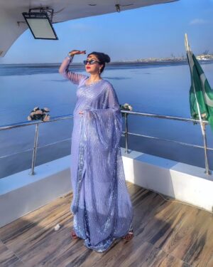 Saman Ansari Instagram - #fairytale 2 made me do it!

🥹🥹🥹

Dress up like a 👸, wear a formal Saree, get on a ⛵️in the middle of the #arabiansea to act my character of niggo jee all day in the heat of Auguat 2023!

And I loved every moment of it! 🥰😍😘

#actorslife 🎬📺🎭