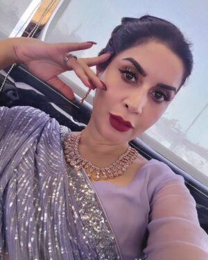 Saman Ansari Instagram - #fairytale 2 made me do it!

🥹🥹🥹

Dress up like a 👸, wear a formal Saree, get on a ⛵️in the middle of the #arabiansea to act my character of niggo jee all day in the heat of Auguat 2023!

And I loved every moment of it! 🥰😍😘

#actorslife 🎬📺🎭