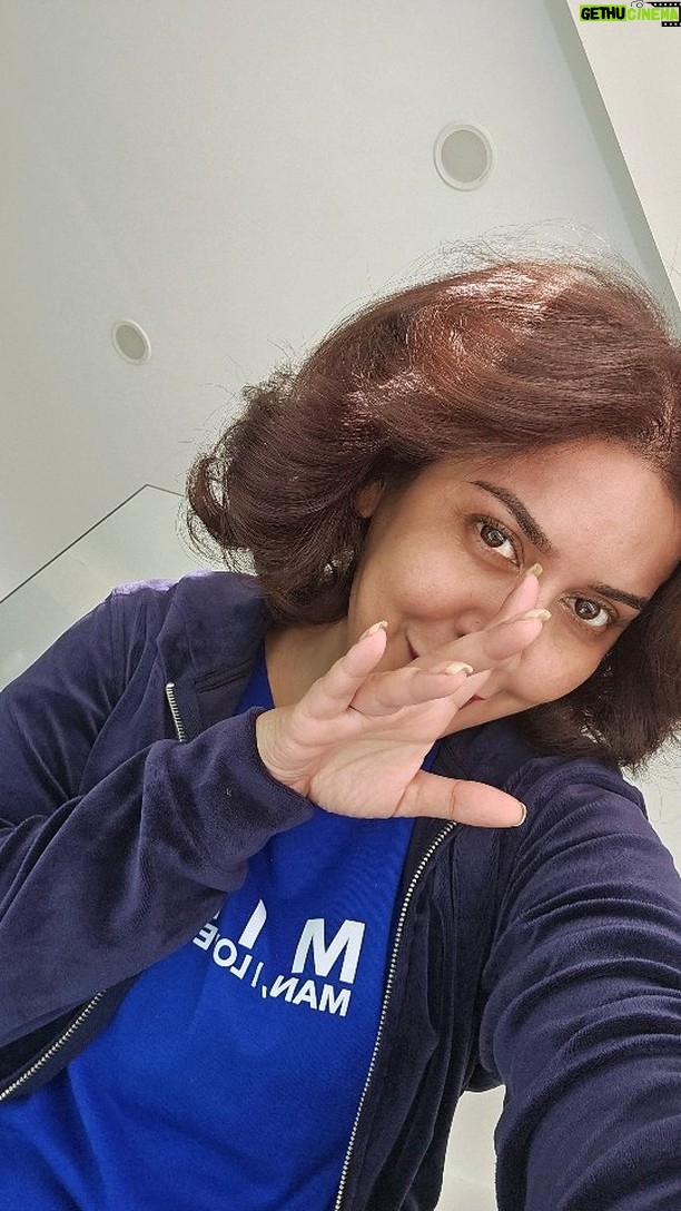 Saman Ansari - 558 Likes - I rarely get #blowdry styles but today I did, and my stylist Fatima did an amazing job with a bouncy 90's look!
.... and made it #beachwaves #wildhair by riding back in a #rickshaw šš
And before you ask, my forehead is red and bumpy cause that is how my super sensitive reacts to heat from the hair dryer. ( no body's fault )
