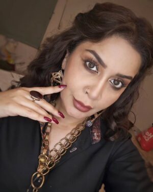 Saman Ansari Instagram - The World is my Stage!

Bespoke Jewelry by @angelinesartline 
Outfit @houseofparishae 
Hair and makeup @samanansari

♟️🖤