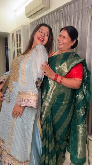 Sambhavna Seth Instagram - Ek Reel Mummy ke saath bhi Chaap Di😁