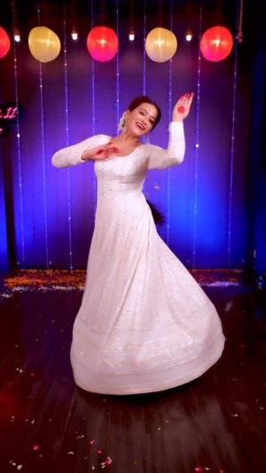 Samiksha Bhatnagar Instagram - Dance Cover : Ghar More Pardesiya ⭐️🤍💙

Performed by Samikssha Batnagar

Brilliantly Choreographed by @ruchisharmakathak 🤗 

Captured by @_24frame 
Hair Stylist @shubhangi_nimbarkar 
Assistant @bunty_asstforcelebrity 
Studio @mantras11official 
Costume @the_adhya_designer 

*Original Credits*

Film - Kalank 
Music - @zeemusiccompany 
Singer - @shreyaghoshal and Vaishali Meade