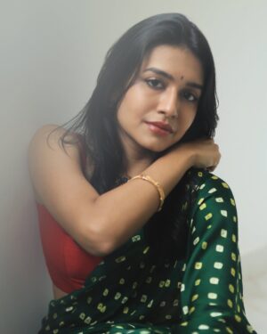 Samyuktha Viswanathan Instagram - Nothing makes me feel more feminine than a saree :’) Here’s to celebrating our femininity, and everything that makes us women — the strength, the perseverance, the resilience, the vulnerability, the empathy, the tears, the laughter, the rage, the love and the sisterhood.
Happy Women’s Day 🤍

📷: @hariz_comrade
