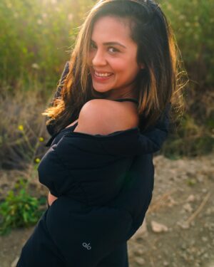 Sana Saeed Instagram - Fall in love with the process of becoming the best version of yourself 🖤✨

#january #2025 #letstogethermakethisyearcount  #photooftheday #losangeles #california #thursday #thursdayvibes #thursdaymotivation #sunshine #sendinglove #hike #hikelife #fitnessmotivation