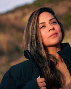 Sana Saeed Instagram - Fall in love with the process of becoming the best version of yourself 🖤✨

#january #2025 #letstogethermakethisyearcount  #photooftheday #losangeles #california #thursday #thursdayvibes #thursdaymotivation #sunshine #sendinglove #hike #hikelife #fitnessmotivation