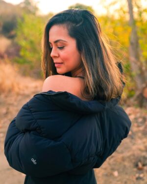Sana Saeed Instagram - Fall in love with the process of becoming the best version of yourself 🖤✨

#january #2025 #letstogethermakethisyearcount  #photooftheday #losangeles #california #thursday #thursdayvibes #thursdaymotivation #sunshine #sendinglove #hike #hikelife #fitnessmotivation