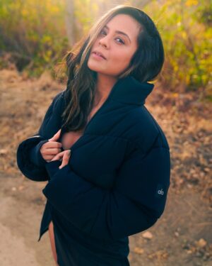 Sana Saeed Instagram - Fall in love with the process of becoming the best version of yourself 🖤✨

#january #2025 #letstogethermakethisyearcount  #photooftheday #losangeles #california #thursday #thursdayvibes #thursdaymotivation #sunshine #sendinglove #hike #hikelife #fitnessmotivation