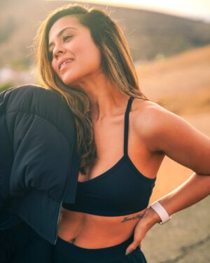 Sana Saeed Instagram - 2025 is personal!! 
Whatever makes us happy we are doing it 💪♥️

#january #2025 #letstogethermakethisyearcount  #photooftheday #losangeles #california #thursday #thursdayvibes #thursdaymotivation #sunshine #sendinglove #hike #hikelife #fitnessmotivation