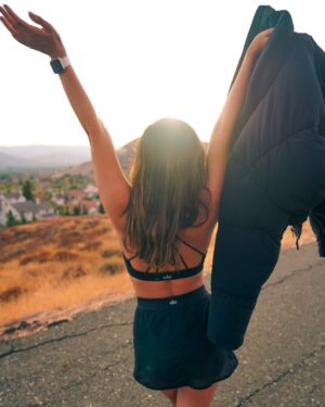 Sana Saeed Instagram - 2025 is personal!! 
Whatever makes us happy we are doing it 💪♥️

#january #2025 #letstogethermakethisyearcount  #photooftheday #losangeles #california #thursday #thursdayvibes #thursdaymotivation #sunshine #sendinglove #hike #hikelife #fitnessmotivation