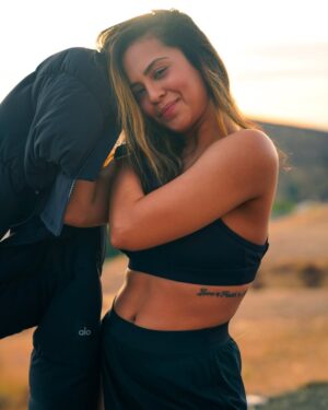 Sana Saeed Instagram - 2025 is personal!! 
Whatever makes us happy we are doing it 💪♥️

#january #2025 #letstogethermakethisyearcount  #photooftheday #losangeles #california #thursday #thursdayvibes #thursdaymotivation #sunshine #sendinglove #hike #hikelife #fitnessmotivation
