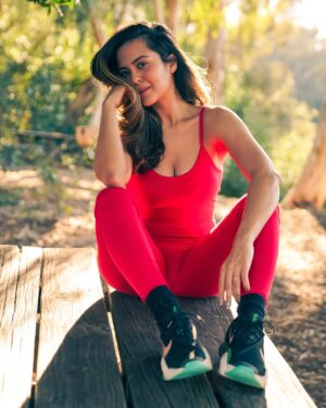 Sana Saeed Instagram - People either inspire you or they drain you. Pick them wisely 🍃✨

 #2025 #letstogethermakethisyearcount  #photooftheday #losangeles #california #weekend #weekendmood #weekendvibes #sunshine #sendinglove #hike #hikelife #fitnessmotivation #sunday #sundayvibes #march