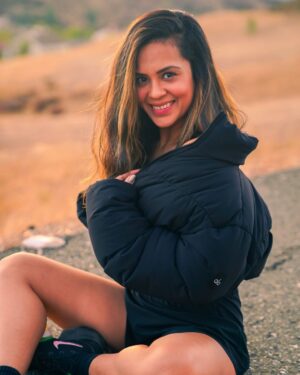 Sana Saeed Instagram - 2025 is personal!! 
Whatever makes us happy we are doing it 💪♥️

#january #2025 #letstogethermakethisyearcount  #photooftheday #losangeles #california #thursday #thursdayvibes #thursdaymotivation #sunshine #sendinglove #hike #hikelife #fitnessmotivation