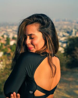 Sana Saeed Instagram - You are your home. Take care of yourself first 🖤✨

#hike #hikers #hikingadventures #losangeles #california #naturelovers #natureistherapy #letstogethermakethisyearcount #2024 #december