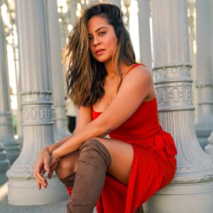Sana Saeed Instagram - The real glow up is when your stop waiting to turn into a perfect version of yourself and start to enjoy being who you are in the present ♥️✨

#photooftheday #lacmalights #lacmamuseum #loveyourself #loveyourlife #Letstogethermakethisyearcount #november #2024 #losangeles #california